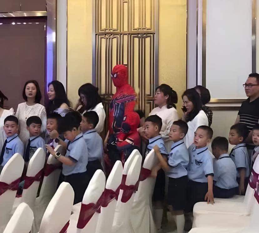 Phụ huynh nhớ mặc đồng phục với con để giáo viên dễ nhận ra nhé